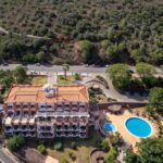 Dormir com vista para Silves por menos de 30€ para duas pessoas? Este hotel de três estrelas tem piscina e uma promoção de época baixa
