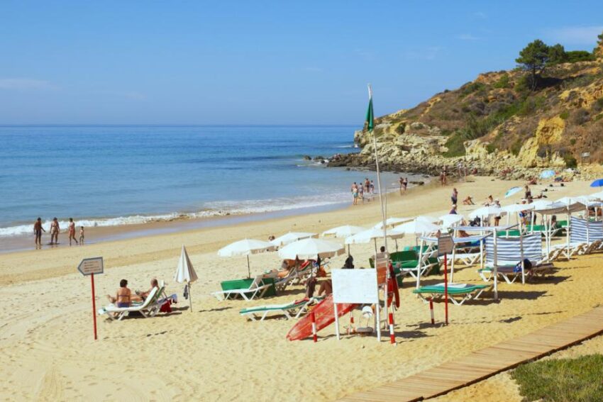 Praia do Barranco das Belharucas.