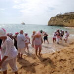 Banhos de São Miguel regressam à Praia do Carvoeiro com cerca de 50 seniores