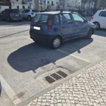 Carro está abandonado há mais de dois anos e ocupa três lugares de estacionamento em Coimbra: saiba o que diz a lei