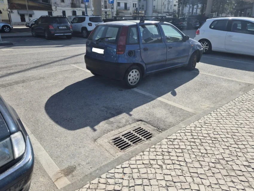 Veículo abandonado em Coimbra.