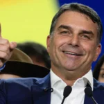 Flávio Bolsonaro lidera contagem parcial das presidenciais com 51,07%