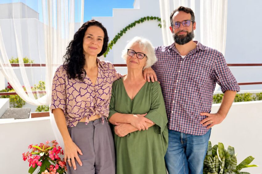 Irmãos Cristina e Alexandre Palma com a mãe.