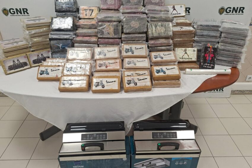 GNR apreende cocaína suficiente para 1,5 milhões de doses. Crédito: GNR