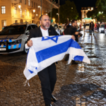 Homem com bandeira de Israel é afastado de protesto no Rossio e retirado pela PSP