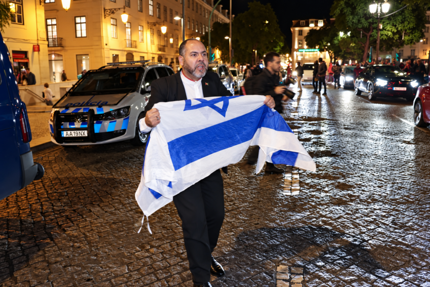 Homem com a bandeira de Israel. Crédito: Lusa