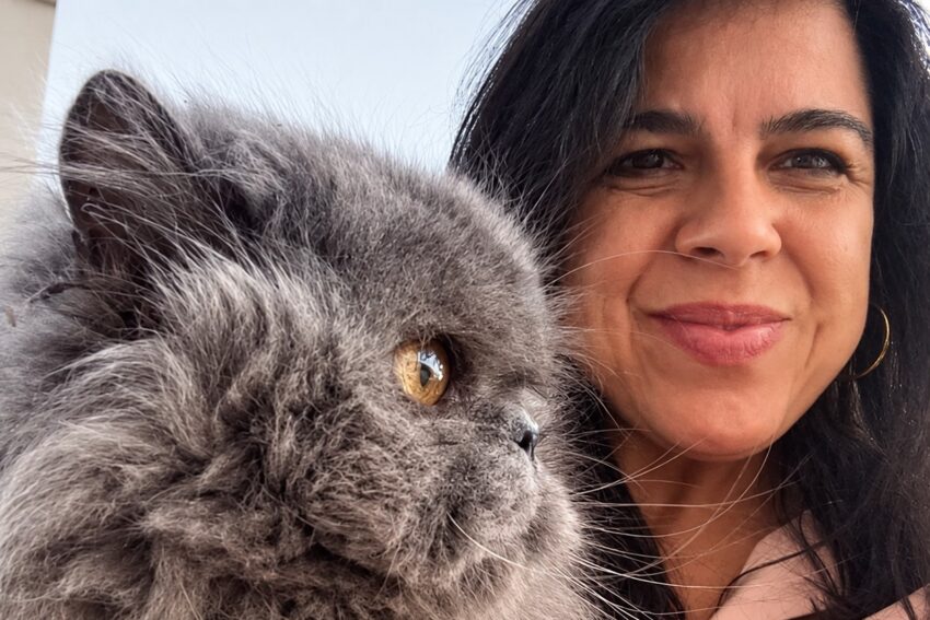 Inês Sosua Real com o gato Mikas.
