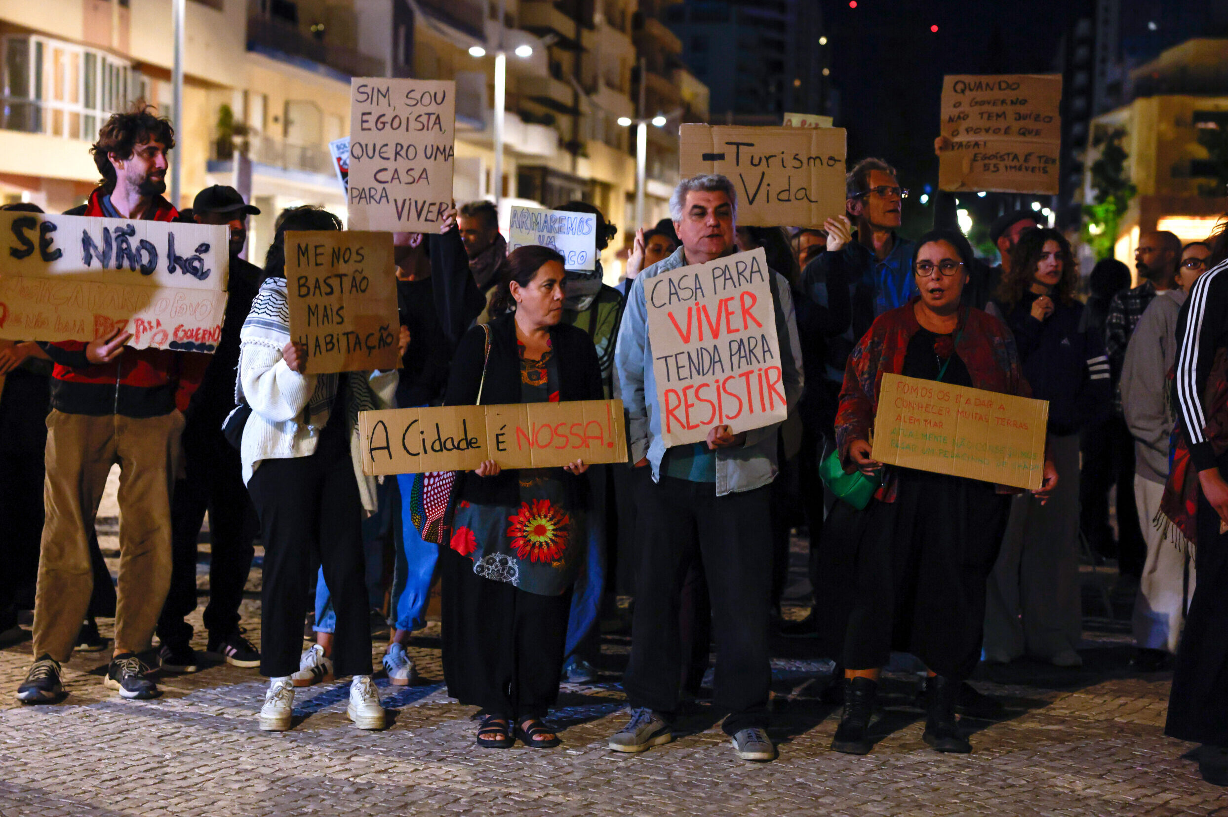 Protesto em Faro reúne seis dezenas de pessoas contra a crise da habitação