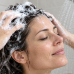 Lavar o cabelo todos os dias aumenta a queda? A resposta dos dermatologistas