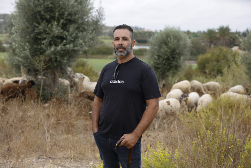 O pastor André Gonçalves cuida das suas cabras e ovelhas que fazem a limpeza da vegetação de um resort no Algarve alimentando-se do mato e ajudando a manter controlada a vegetação da propriedade. Crédito: Lusa