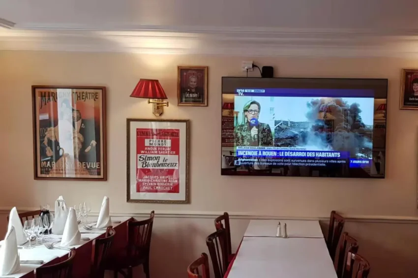 Restaurante com televisão.