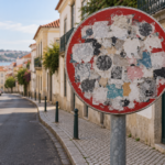 O sinal está lá, mas ninguém o consegue ler por estar tapado com autocolantes: afinal, é obrigatório respeitá-lo?