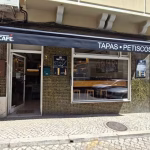 “Podem comer bem, estar à vontade e voltar”: Petisc’ Aqui abre em Portimão com petiscos a 5€ e almoços a 13,50€