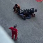 “Se ele morrer, vai ser bonito”: vídeo revela últimos momentos de homem imobilizado pela polícia em Itália