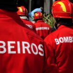 Fogo destrói duas casas pré-fabricadas e deixa 29 desalojados no bairro da Horta da Areia em Faro