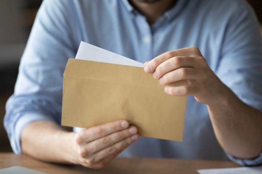 Homem a ler uma carta.