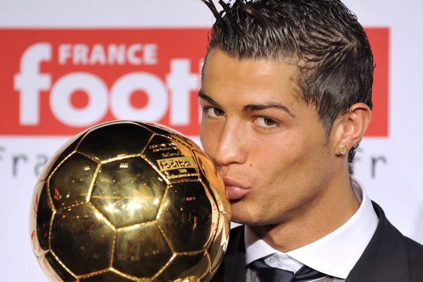Cristiano Ronaldo a receber a Bola de Ouro de 2008. Crédito: Lusa