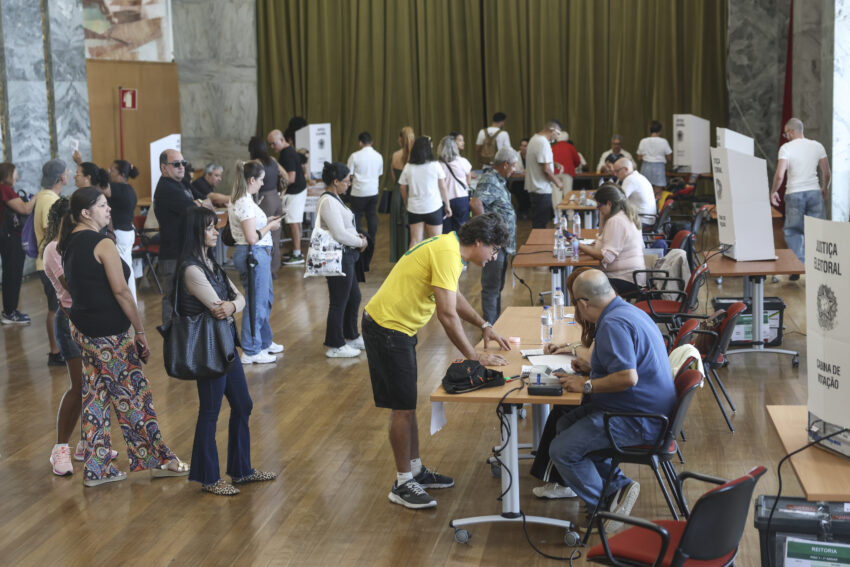 Cidadãos brasileiros exercem o seu direito de voto para eleger os novos representantes políticos para os cargos de Presidente, governador, senador, deputado federal e deputado estadual ou distrital, na Cidade Universitária, em Lisboa. Crédito: Lusa
