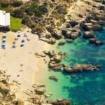 Nesta praia algarvia as falésias guardam marcas de quando o nível do mar estava a uma altura diferente da atual