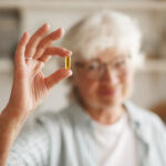 Passou dos 50? Há uma vitamina que pode estar a faltar sem dar sinais evidentes