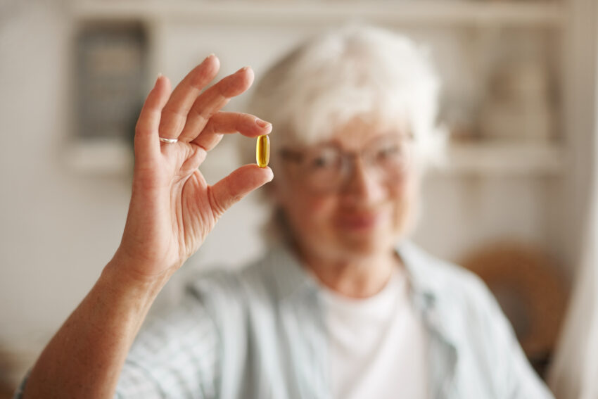Mulher a segurar uma vitamina. Crédito: Magnific