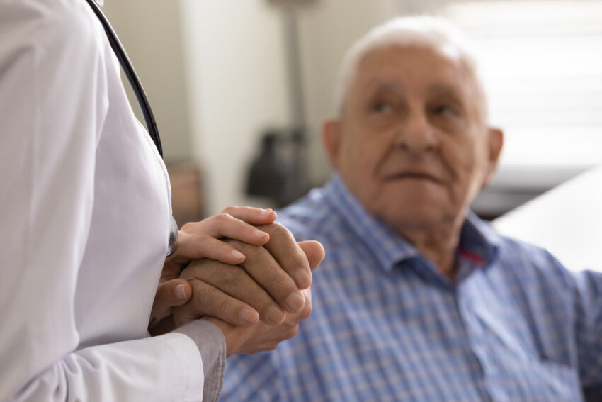 Idoso no médico.