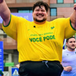 Júlio chegou a pesar 310 kg e já perdeu 120 kg sem recorrer a cirurgia ou medicamentos: agora foi à China cumprir o sonho do pai