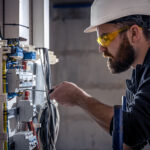 Álex, eletricista de 29 anos: “Ter 40 anos no setor não significa fazer bem durante 40 anos”