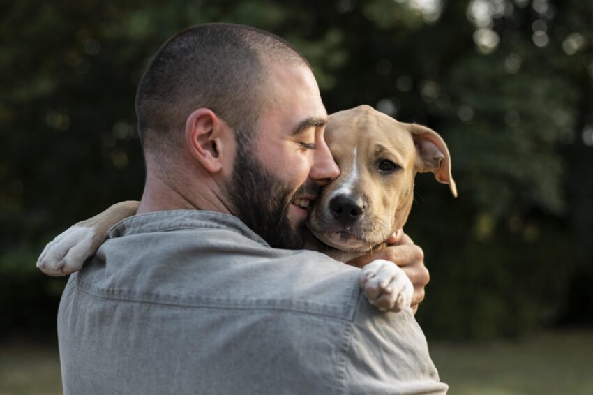 Cão com o dono.