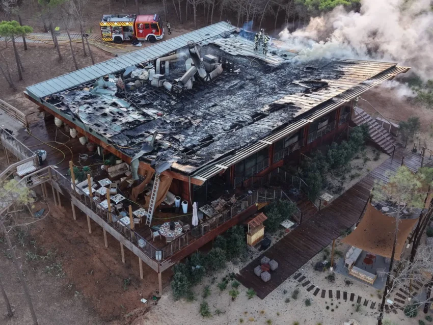 Incêndio destrói restaurante Cabana Sass', no Algarve. Crédito: DR