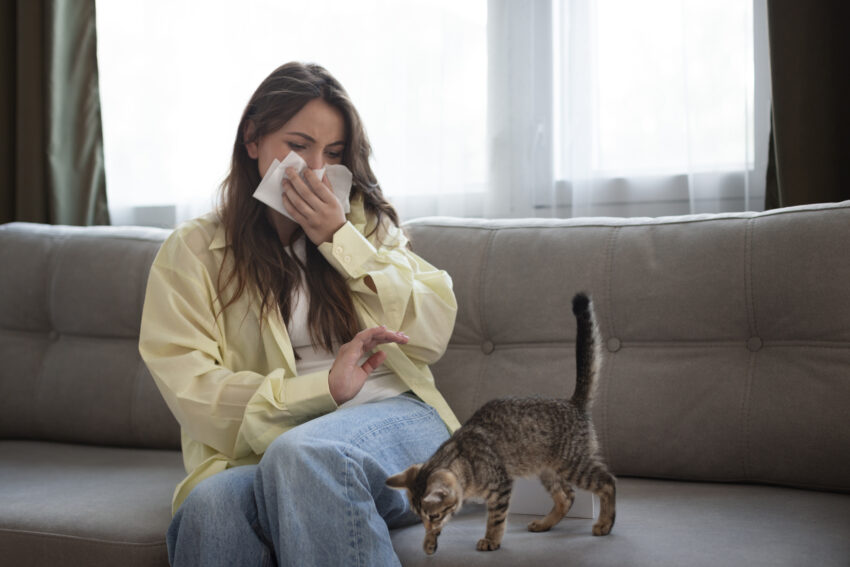 Mulher com alergia a gatos.